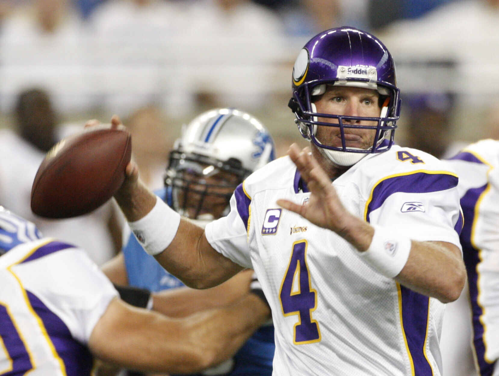 2009: Brett Favre sets NFL record with his 271st straight start